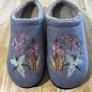 L.L. Bean Lavender Floral Embroidered Slippers Sz 10